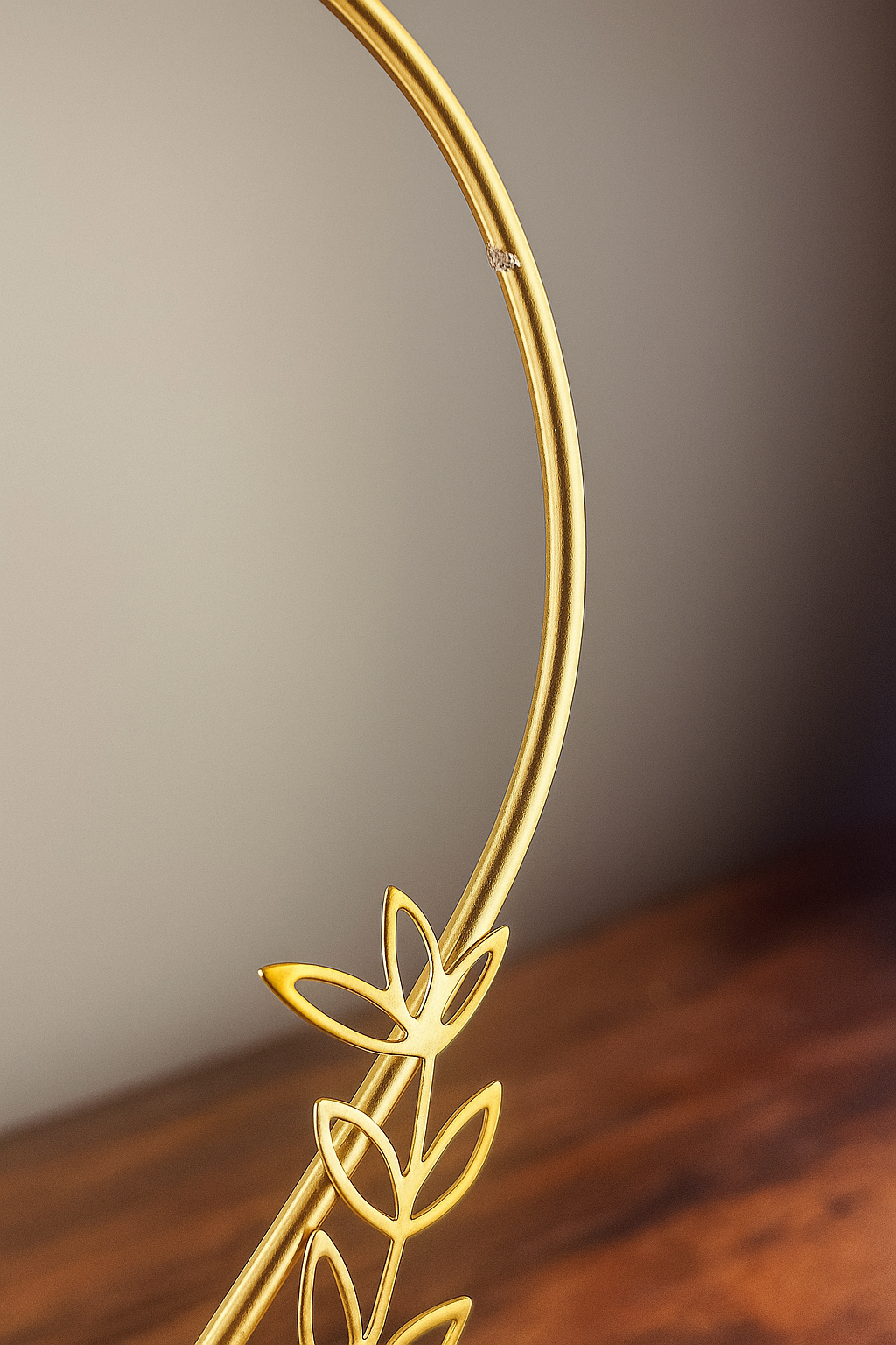 Luxury Golden Heart Shape Metal Decorative Stand with Glass Base