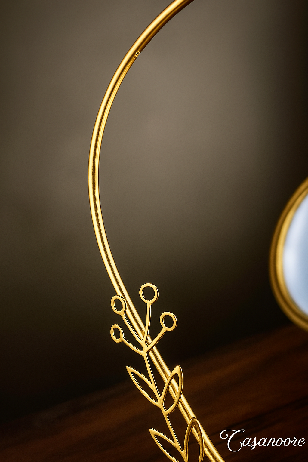 Luxury Golden Heart Shape Metal Decorative Stand with Glass Base