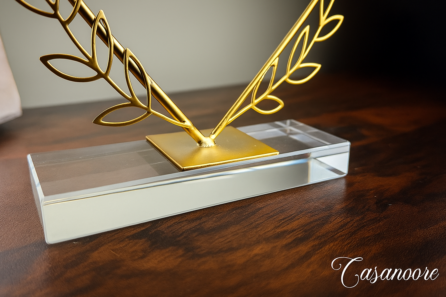 Luxury Golden Heart Shape Metal Decorative Stand with Glass Base